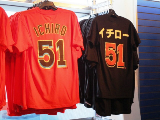 球場内のチームショップで発売されたイチローＴシャツ＝マイアミ（撮影・小林信行）