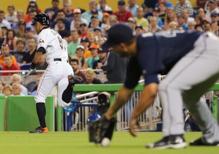 　ブレーブス戦の７回、代打で出場し投前バント安打で一塁へ走るマーリンズのイチロー。右は投手アビラン＝マイアミ（共同）