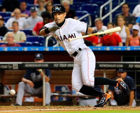 　７回、代打で出場し投前バント安打を決めるイチロー（共同）