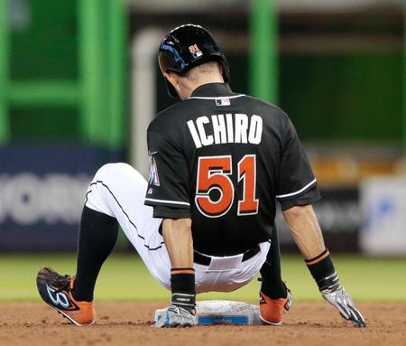 　６回、二盗に失敗したイチロー（共同）