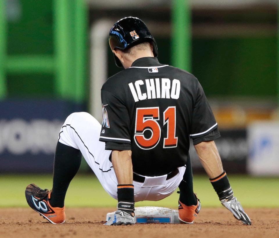 　６回、二盗に失敗したイチロー（共同）