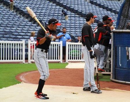 試合前の打撃練習で右打ちで素振りするイチロー（左）＝アトランタ（撮影・小林信行）