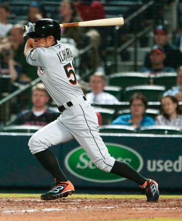 　ブレーブス戦の８回、代打で出場し、一ゴロに倒れるマーリンズのイチロー＝アトランタ（共同）