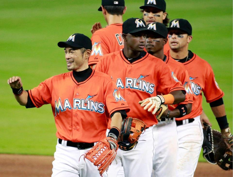 　ナショナルズ戦に勝利し、喜ぶマーリンズのイチロー（左端）＝共同
