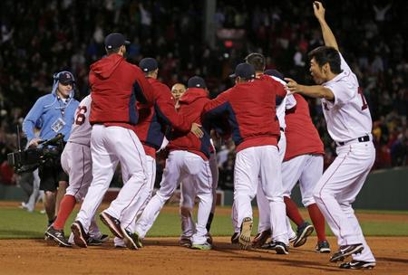 　ブルージェイズにサヨナラ勝ちし、喜ぶ上原（右端）らレッドソックスナイン（ＡＰ＝共同）