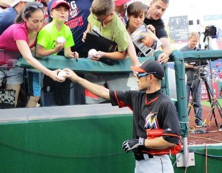 試合前練習の合間に敵地のファンにサインをするイチロー＝ワシントン（撮影・小林信行）