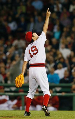 　レイズ戦の９回に登板し、フォーサイスを打ち取り、打球を指さすレッドソックス・上原＝ボストン（共同）