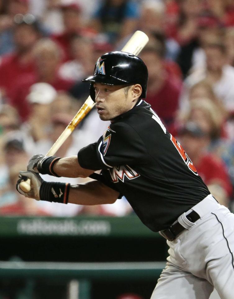 　ナショナルズ戦の８回、二塁に適時内野安打を放つマーリンズのイチロー＝ワシントン（共同）