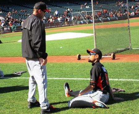 試合前のフィールドでレドモンド監督（左）から話し掛けられるイチロー＝サンフランシスコ（撮影・小林信行）