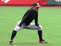 試合前のフィールドでストレッチをするイチロー＝サンフランシスコ（撮影・小林信行）