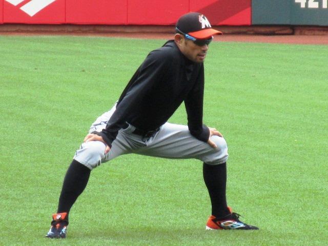試合前のフィールドでストレッチをするイチロー＝サンフランシスコ（撮影・小林信行）