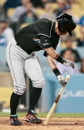 　ドジャース戦の９回、代打で出場し、四球を選びバットを置くマーリンズのイチロー＝ロサンゼルス（共同）