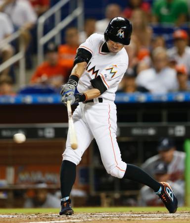 　ブレーブス戦の６回、代打で中前打を放つマーリンズのイチロー＝マイアミ（共同）