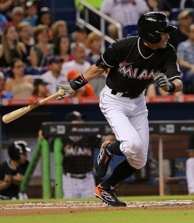 　三回に内野安打を放ったマーリンズのイチロー＝１６日、マイアミ（ゲッティ＝共同）