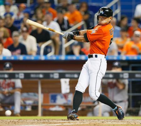 　ブレーブス戦の８回、代打で出場し、遊ゴロに倒れるマーリンズのイチロー＝マイアミ（共同）