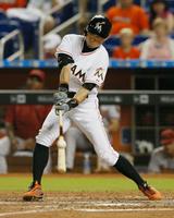 ダイヤモンドバックス戦の５回、ベーブ・ルースが持つ歴代42位の通算２８７３安打に並ぶ安打を左前に放つマーリンズのイチロー外野手＝18日、マイアミ（共同）