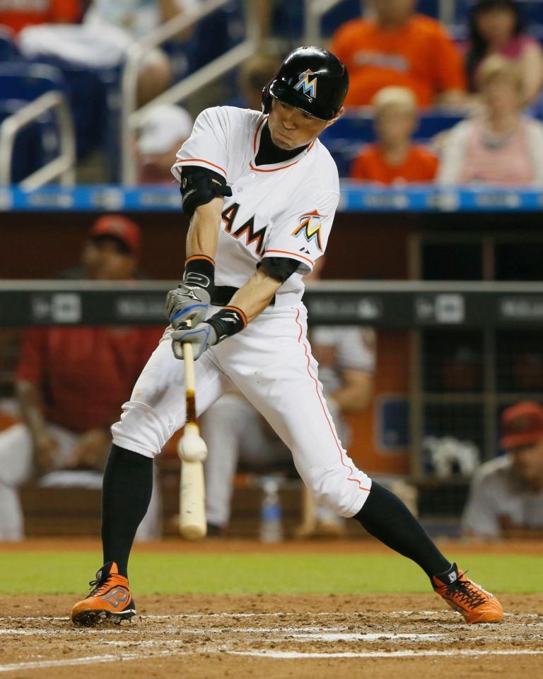 ダイヤモンドバックス戦の５回、ベーブ・ルースが持つ歴代42位の通算２８７３安打に並ぶ安打を左前に放つマーリンズのイチロー外野手＝18日、マイアミ（共同）