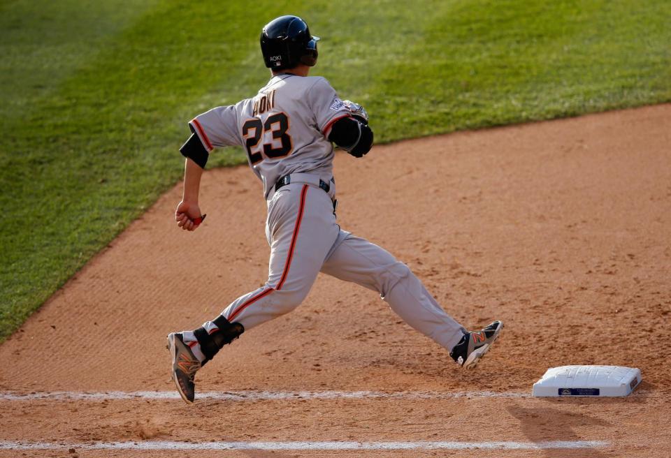 　９回、二塁打を放ち、一塁を回るジャイアンツ・青木