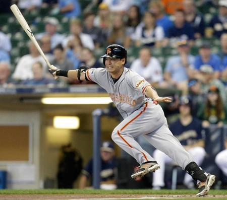 　１回、中前打を放つ青木