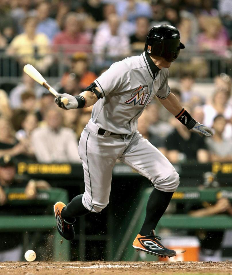 　パイレーツ戦の７回、代打で出場し、捕ゴロに倒れるマーリンズのイチロー＝ピッツバーグ（共同）