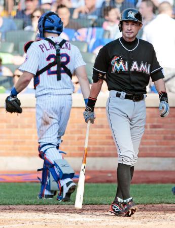 　メッツ戦の６回、代打で見逃し三振に倒れたマーリンズのイチロー＝ニューヨーク（共同）