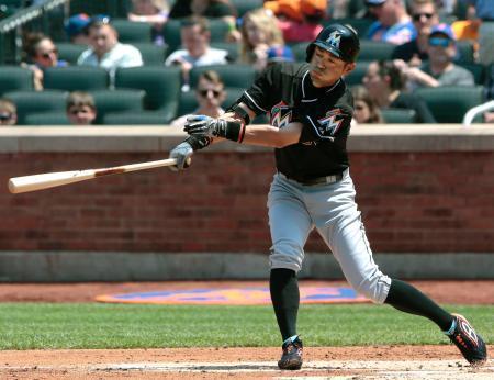 　メッツ戦の２回、中前打を放つマーリンズのイチロー＝ニューヨーク（共同）