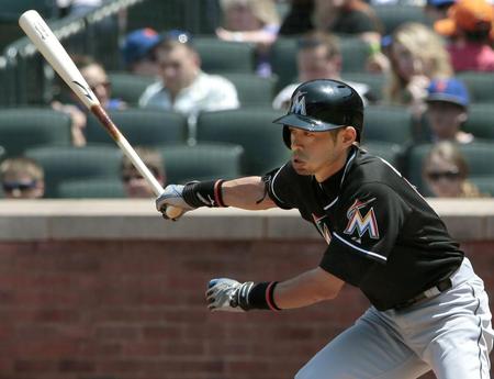 　メッツ戦の２回、中前打を放つマーリンズのイチロー。メジャー通算２８７７安打で歴代40位のオマー・ビスケルと並んだ＝ニューヨーク（共同）