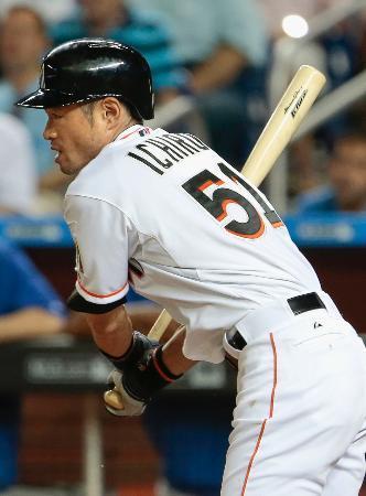 　カブス戦の７回、代打で出場し、二ゴロに倒れるマーリンズのイチロー＝マイアミ（共同）