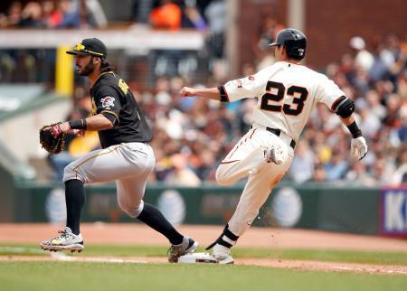 　パイレーツ戦の８回、遊撃内野安打を放ち一塁に駆け込むジャイアンツ・青木＝サンフランシスコ（ゲッティ＝共同）