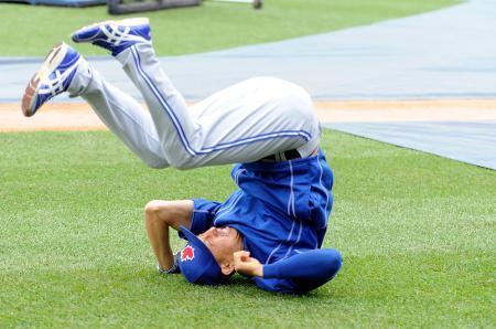 　試合前に体をほぐすブルージェイズの川崎＝３日、ワシントン（ゲッティ＝共同）