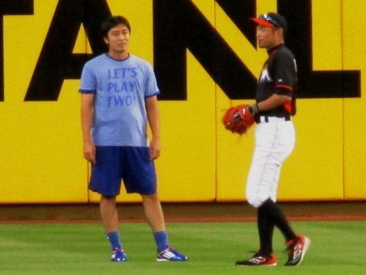 試合前のフィールドでカブス・和田（左）と話し込むイチロー＝マイアミ（撮影・小林信行）
