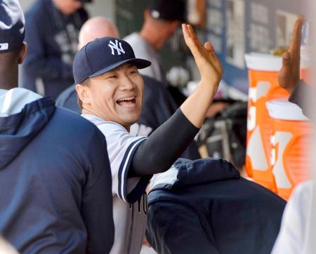 　７回を３安打１失点で投げ終え、ベンチでチームメートと笑顔でタッチを交わすヤンキース・田中（共同）