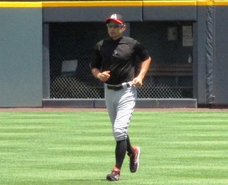 試合前のフィールドで〝その１打席〟に備えるイチロー＝デンバー（撮影・小林信行）