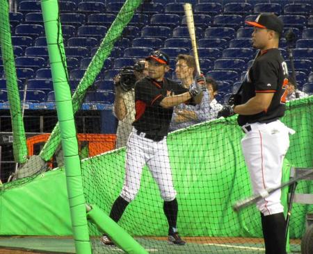 主砲スタントン（右）らと打撃練習を行うイチロー＝マイアミ・（撮影・小林信行）