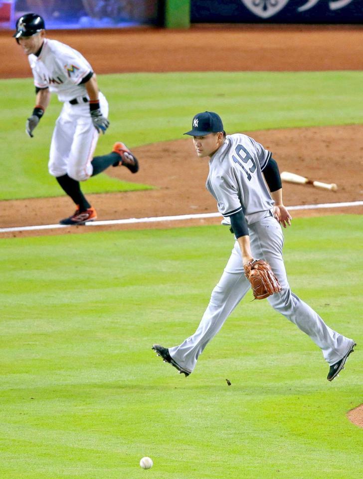 　３回、イチロー（左）に二塁内野安打を許す田中