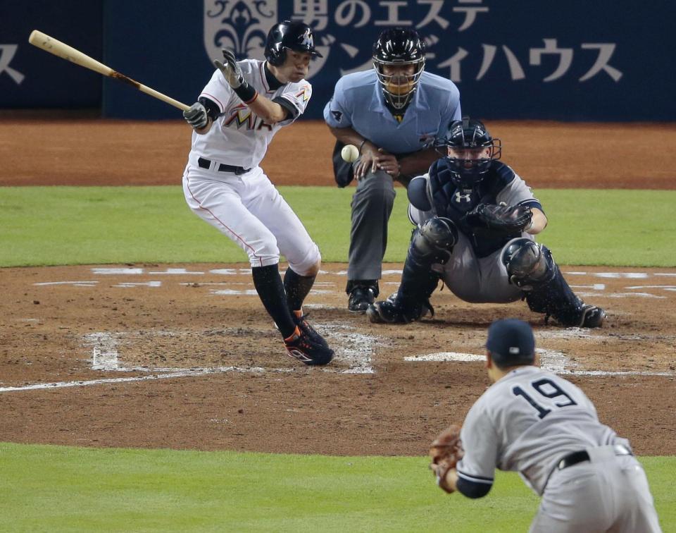 　ヤンキース戦の３回、田中（19）から二塁内野安打を放つマーリンズのイチロー＝マイアミ