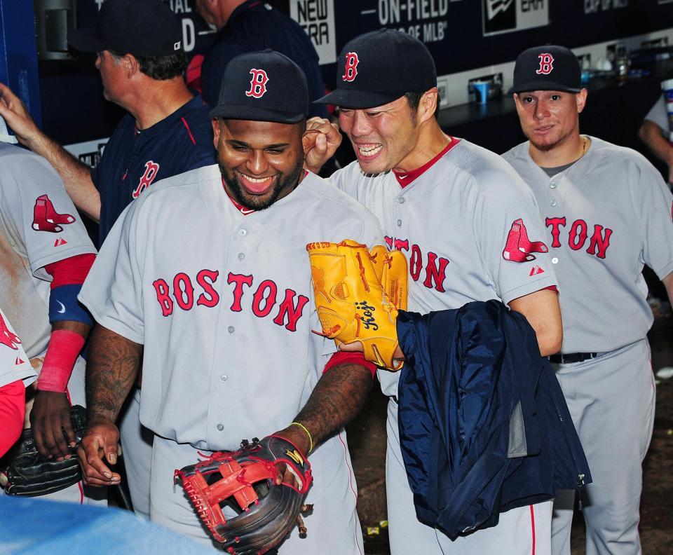 　ブレーブスに勝利し喜ぶレッドソックス・上原。左はサンドバル＝アトランタ（ゲッティ＝共同）
