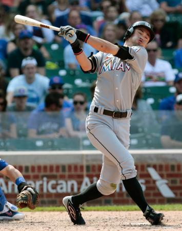 　カブス戦の９回、空振り三振に倒れ、メジャー自己ワーストの２９打席連続無安打となったマーリンズのイチロー＝シカゴ（共同）