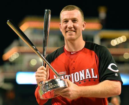 　オールスター戦前日の本塁打競争で優勝し、トロフィーを掲げるレッズのフレージャー＝シンシナティ（共同）