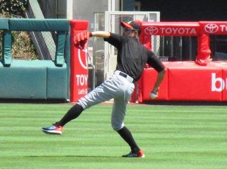 試合前のフィールドで遠投を行うイチロー＝フィラデルフィア（撮影・小林信行）