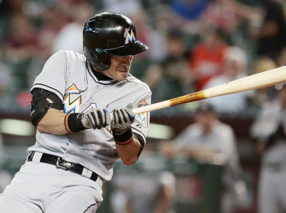 　ダイヤモンドバックス戦の１回、頭部付近への投球をよけるマーリンズのイチロー＝フェニックス（共同）