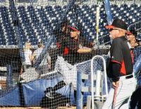 試合前に打撃練習を行うイチロー＝サンティアゴ（撮影・小林信行）