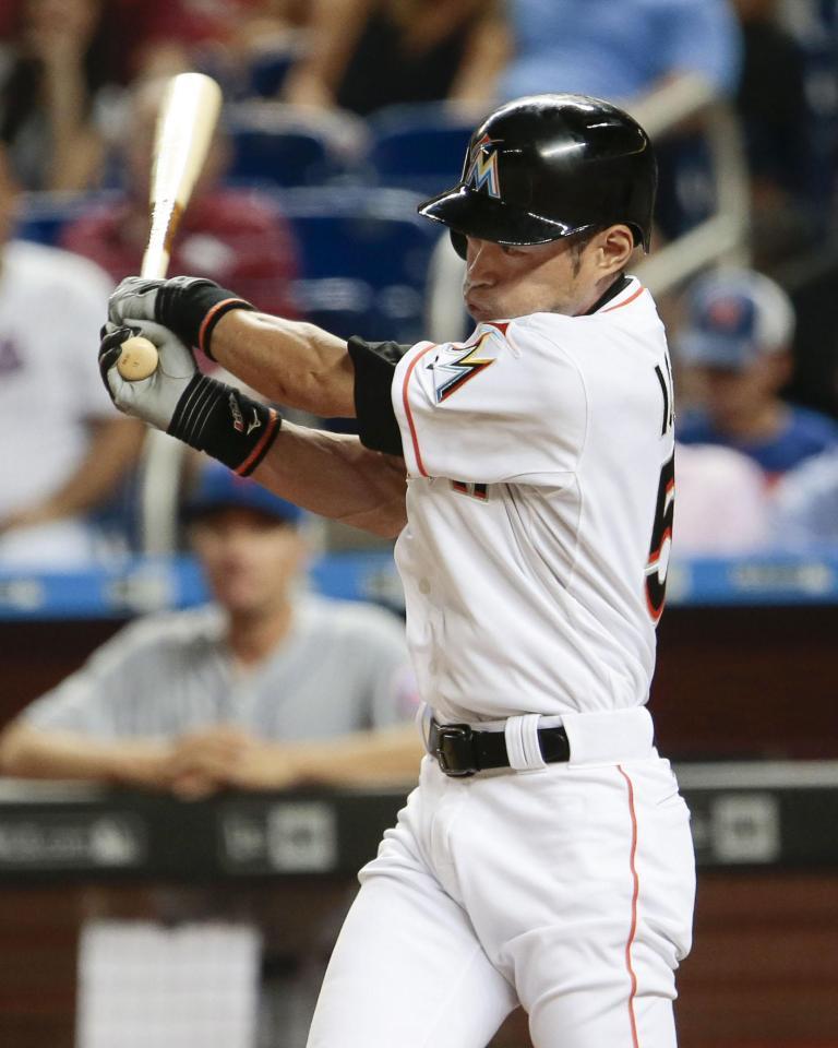 　メッツ戦の８回、右前打を放つマーリンズのイチロー＝マイアミ（共同）