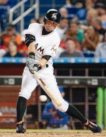 　メッツ戦の９回、左前に適時打を放つマーリンズのイチロー＝マイアミ（共同）