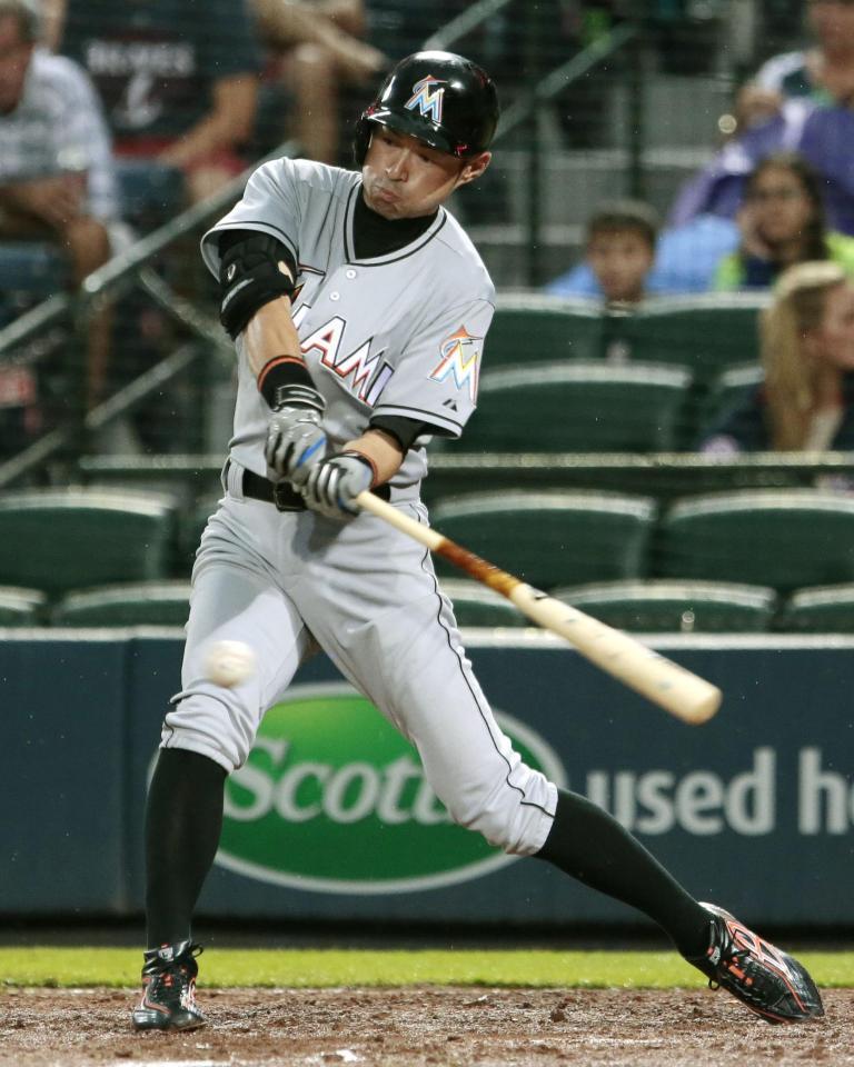 　ブレーブス戦の３回、中前打を放つマーリンズのイチロー＝アトランタ（共同）