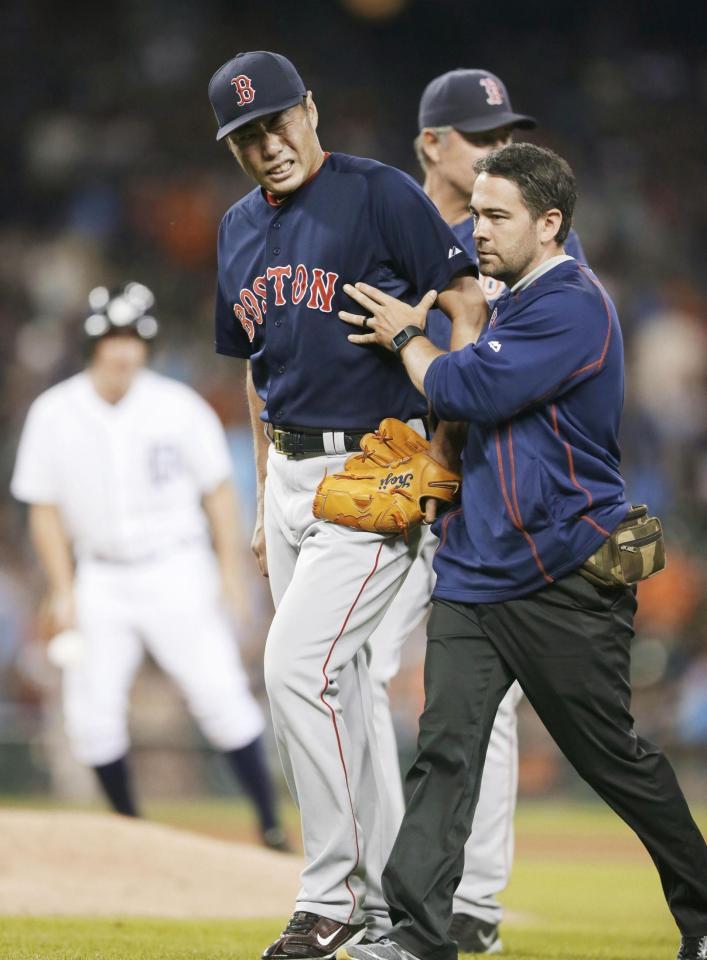 　２５セーブ目を挙げ、キンズラーの打球を受けた右手首付近の痛みをこらえながら引き揚げるレッドソックス・上原（ＡＰ＝共同）