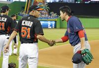 　試合前、握手するマーリンズのイチロー（左）とレッドソックス・田沢＝マイアミ（共同）