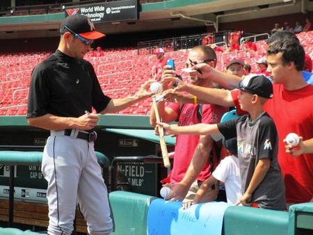 試合前のフィールドで敵地ファンにサインをするイチロー＝セントルイス（撮影・小林信行）