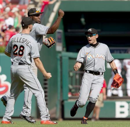 　カージナルスに勝利し、喜ぶマーリンズのイチロー（右）ら外野陣＝セントルイス（共同）