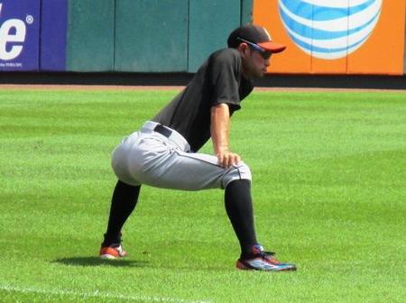 チーム練習のなかった試合前のフィールドで体を動かすイチロー＝セントルイス（撮影・小林信行）